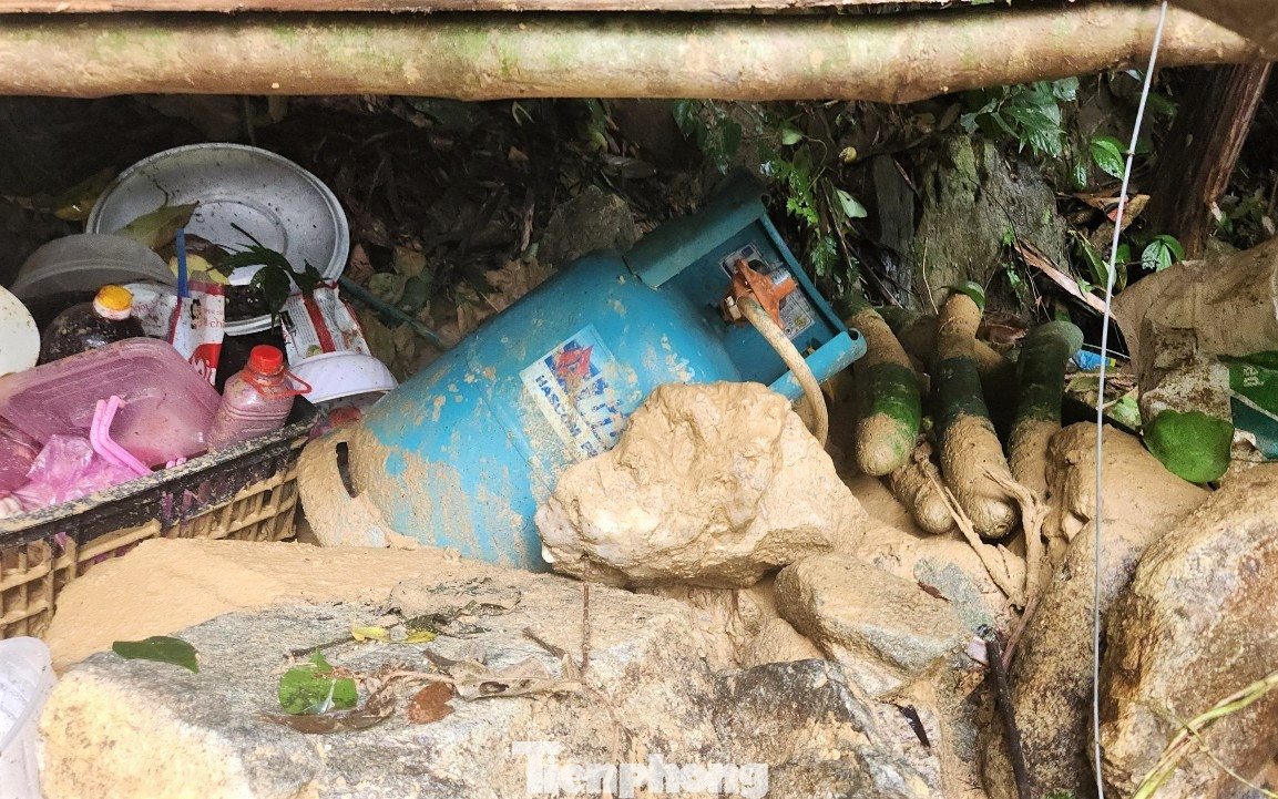 Sau trận lũ quét, vật dụng nấu ăn, bếp gas, thực phẩm của nhóm công nhân nằm vất vưởng, trộn lẫn trong bùn đất.