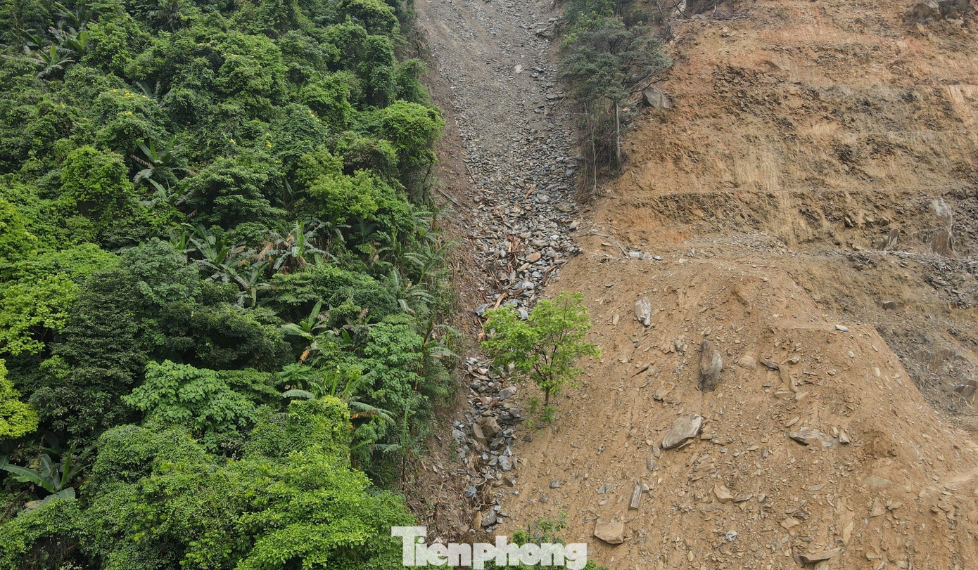 Vụ sạt lở kéo dài hơn 500m. Bùn đất kèm lượng lớn đá từ 10-30cm trôi xuống vực.