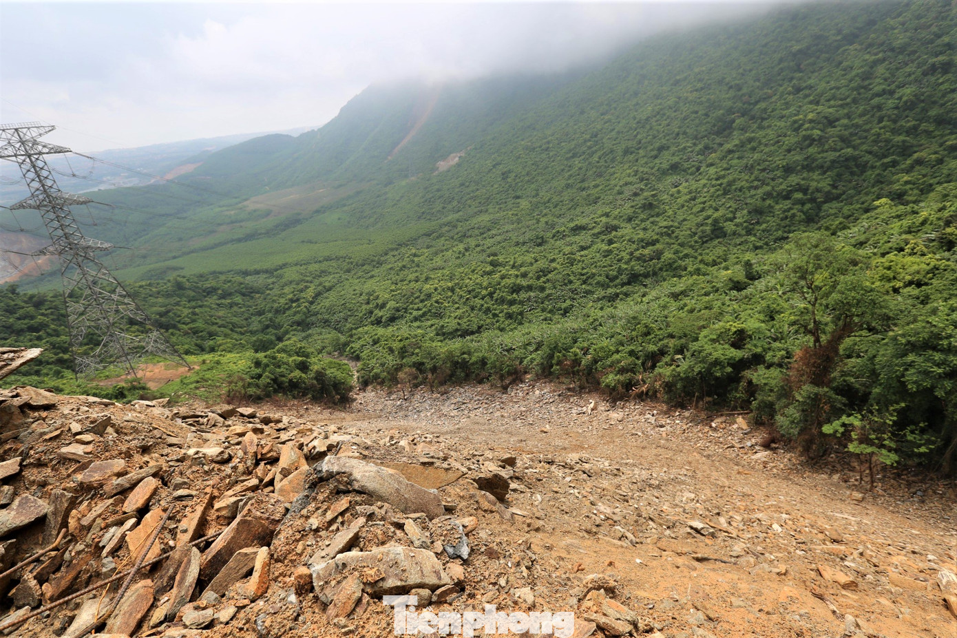 Cơ quan chuyên môn ban đầu nhận định sạt lở núi là do ảnh hưởng của mưa lớn. Ngoài ra, việc các công nhân dựng lán tạm để nghỉ trưa sát khe suối cũng là nguy cơ lớn nhất do khi mưa lớn, gió to tạo thành lũ quét, cuốn đất đá xuống vùi lấp lán trại của công nhân.