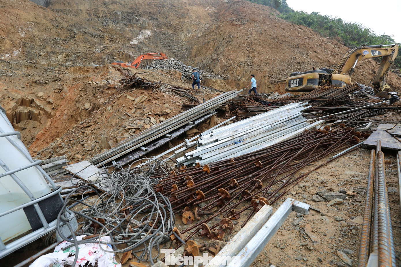 Đất đá nằm cheo leo. Nhiều vị trí đứng trước nguy cơ tiếp tục sạt lở.