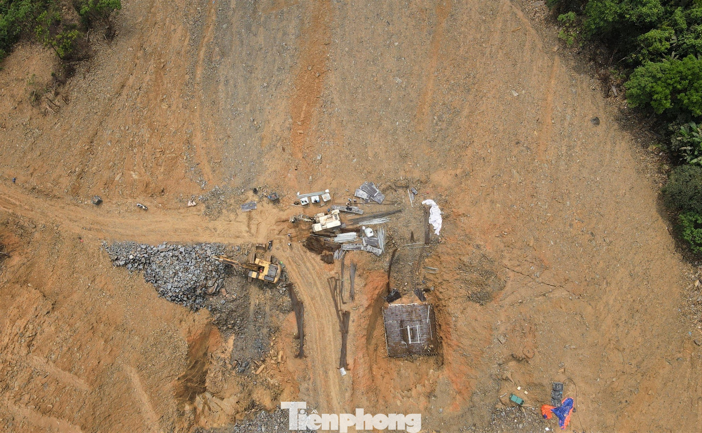 Đất đá nằm cheo leo. Nhiều vị trí đứng trước nguy cơ tiếp tục sạt lở.