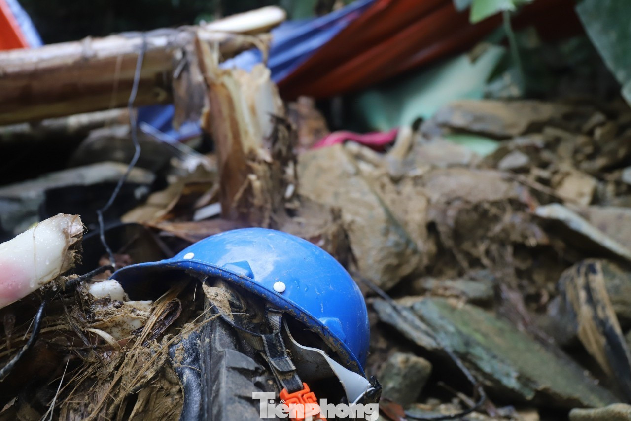Sau trận lũ quét, vật dụng nấu ăn, bếp gas, thực phẩm của nhóm công nhân nằm vất vưởng, trộn lẫn trong bùn đất.