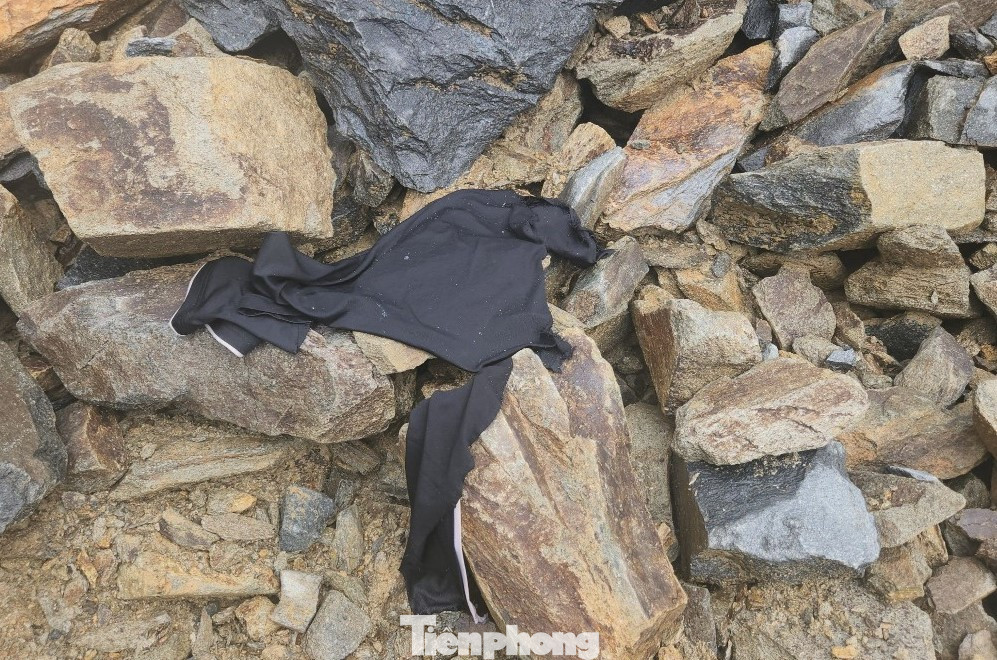 Sau trận lũ quét, vật dụng nấu ăn, bếp gas, thực phẩm của nhóm công nhân nằm vất vưởng, trộn lẫn trong bùn đất.