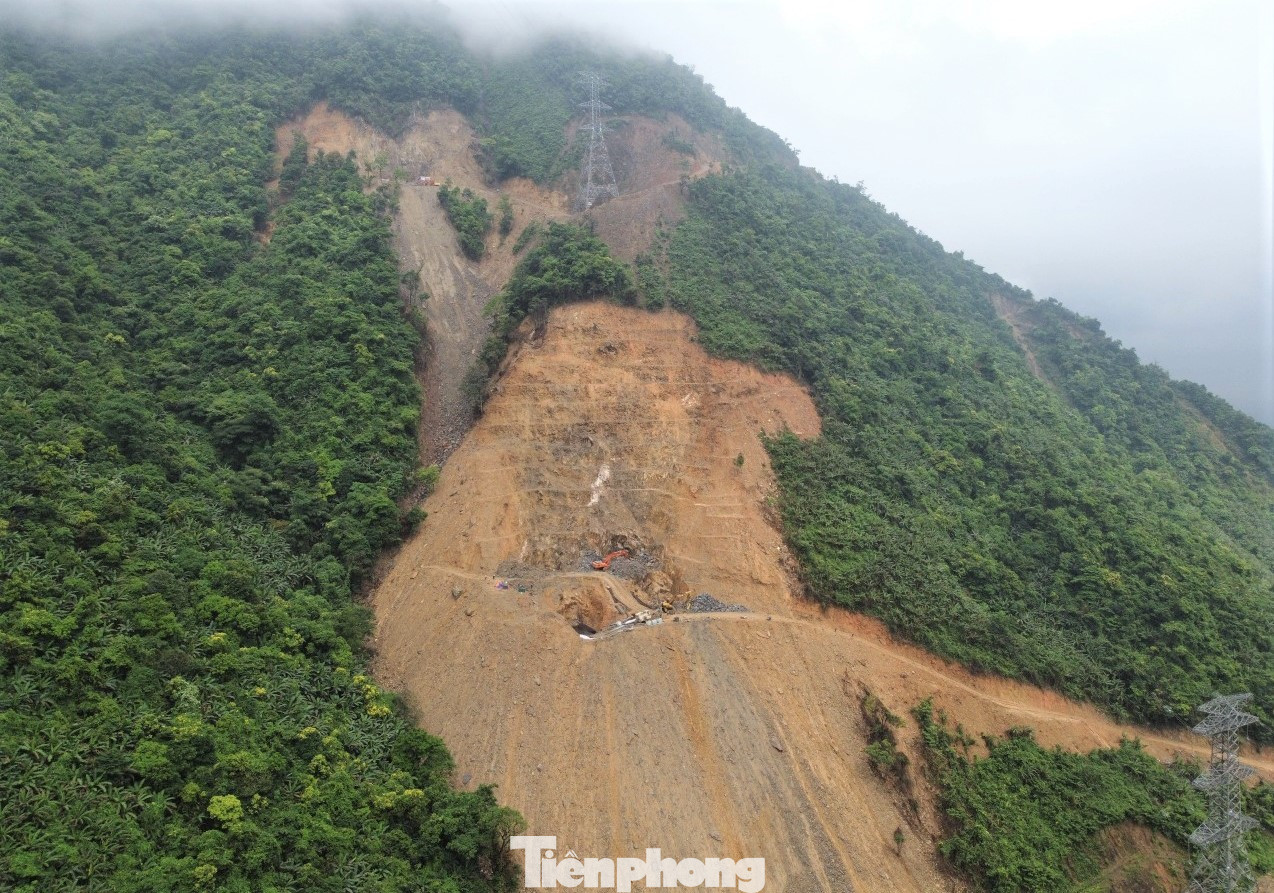 Ngày 7/5, cơ quan chức năng đã tạm đình chỉ thi công tại vị trí cột móng trụ số 28 thuộc dự án đường dây 500kV mạch 3, đoạn Quảng Trạch (Quảng Bình) - Quỳnh Lưu (Nghệ An), qua phường Kỳ Liên, thị xã Kỳ Anh (Hà Tĩnh) sau vụ sạt lở khiến 3 công nhân thiệt mạng, 4 người bị thương.