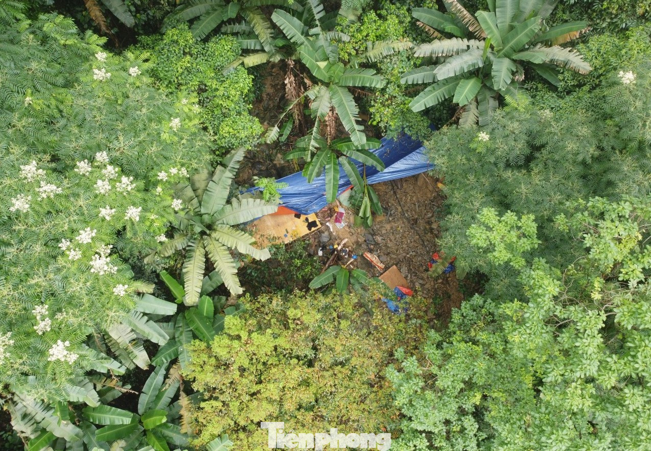 Chiều 6/5, trận mưa giông lớn khiến nhóm công nhân 18 người thi công trụ móng phải vào lán trú ẩn. Một lát sau, trận lũ quét xảy ra làm lán trại của họ bị vùi lấp. Vụ việc làm 3 người chết, 4 người bị thương. Trong ảnh là hình ảnh lán trại tạm giữa rừng nguyên sinh, cạnh bờ suối.