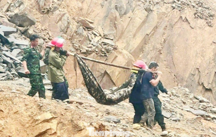 Công nhân gặp nạn được ngành chức năng đưa ra ngoài.