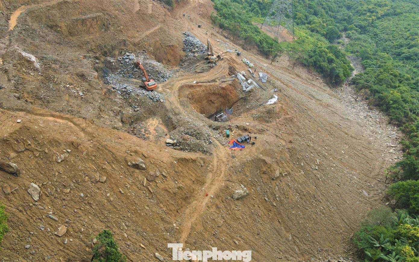 Theo ghi nhận, khu vực thi công cột trụ số 28 nằm trên núi cao, địa hình phức tạp, tiềm ẩn nhiều nguy hiểm. Đơn vị thi công đã tiến hành đào móng, lắp đặt sắt thép để chuẩn bị đổ trụ.