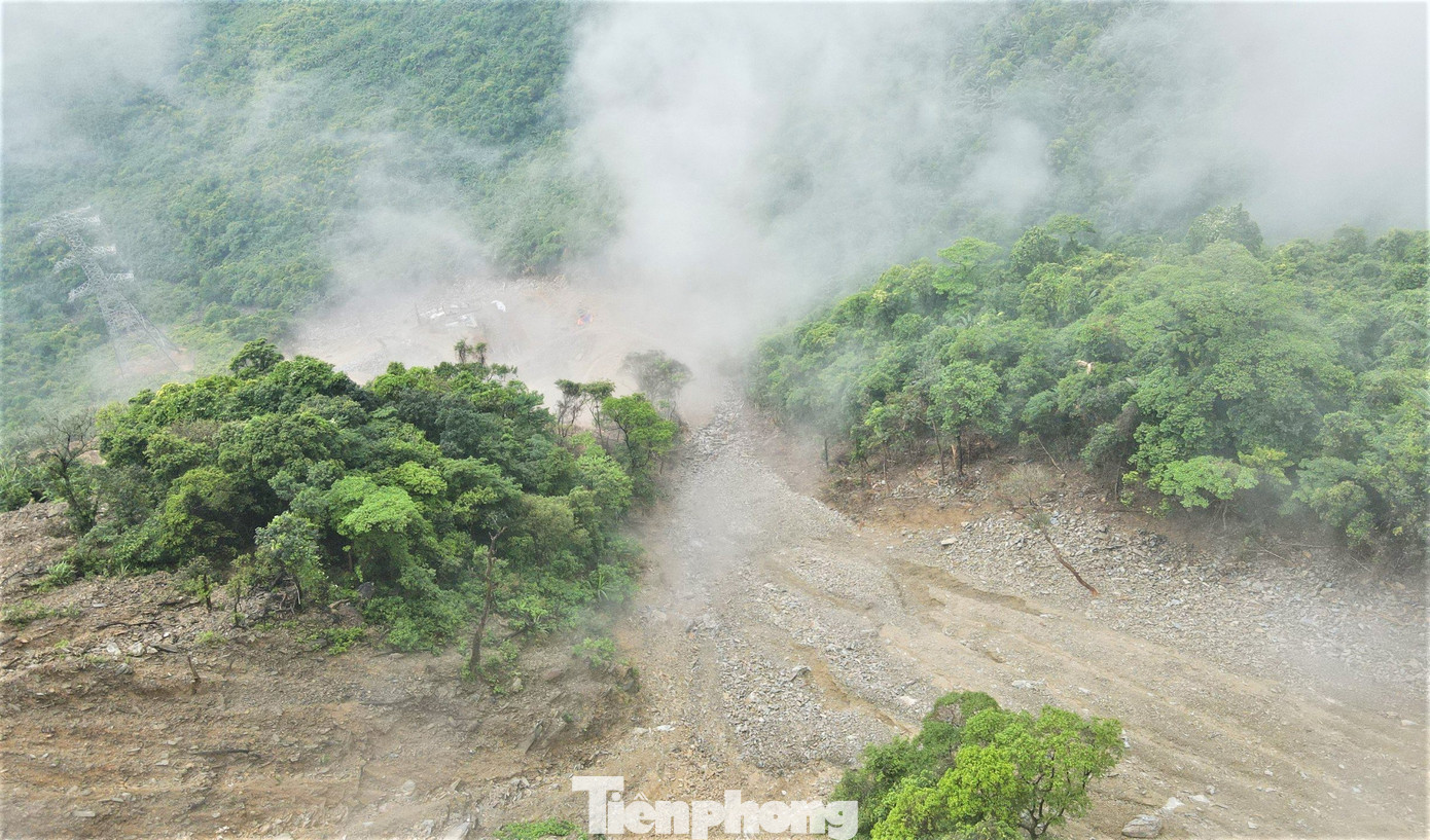 Vụ sạt lở kéo dài hơn 500m. Bùn đất kèm lượng lớn đá từ 10-30cm trôi xuống vực.