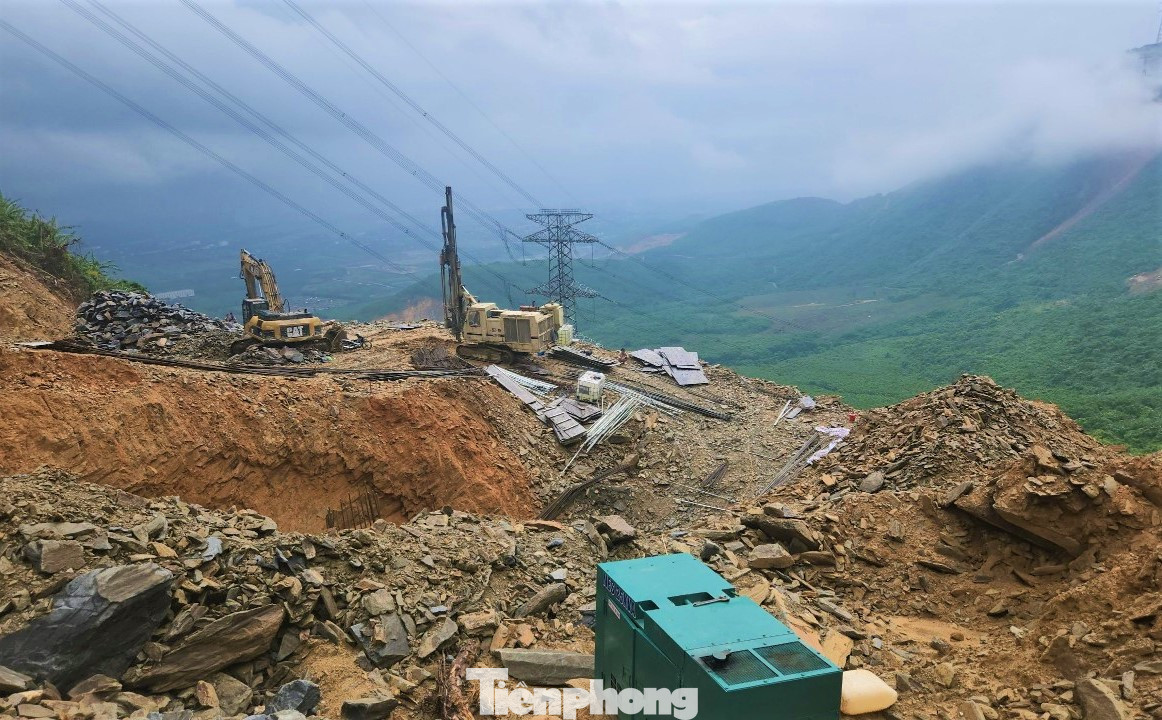 Hiện các khu vực thi công trụ móng đường dây 500kV đang tiềm ẩn nhiều nguy cơ mất an toàn, dễ sạt lở khi mưa lớn.