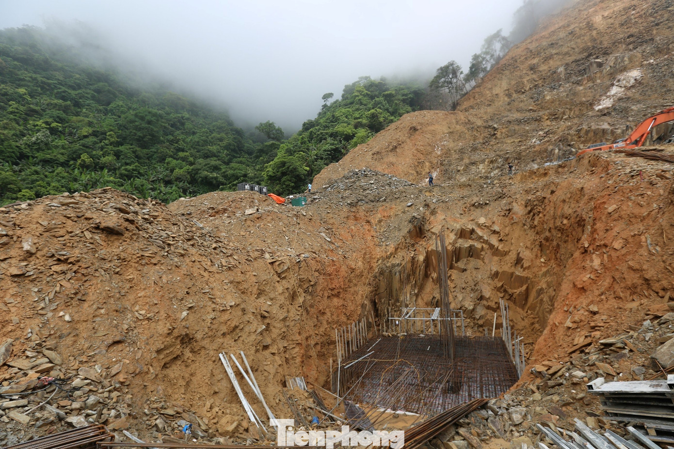 Ông Trần Phố Huế - Chủ tịch UBND phường Kỳ Liên (thị xã Kỳ Anh) cho biết, dự án đường dây 500 kV, mạch 3 Quảng Trạch - Quỳnh Lưu qua địa bàn có 4 cột móng. Trong đó, cột số 29,29 và 30 ở phường Kỳ Liên; cột số 31 nằm địa giới phường Kỳ Liên, giáp ranh phường Kỳ Long.