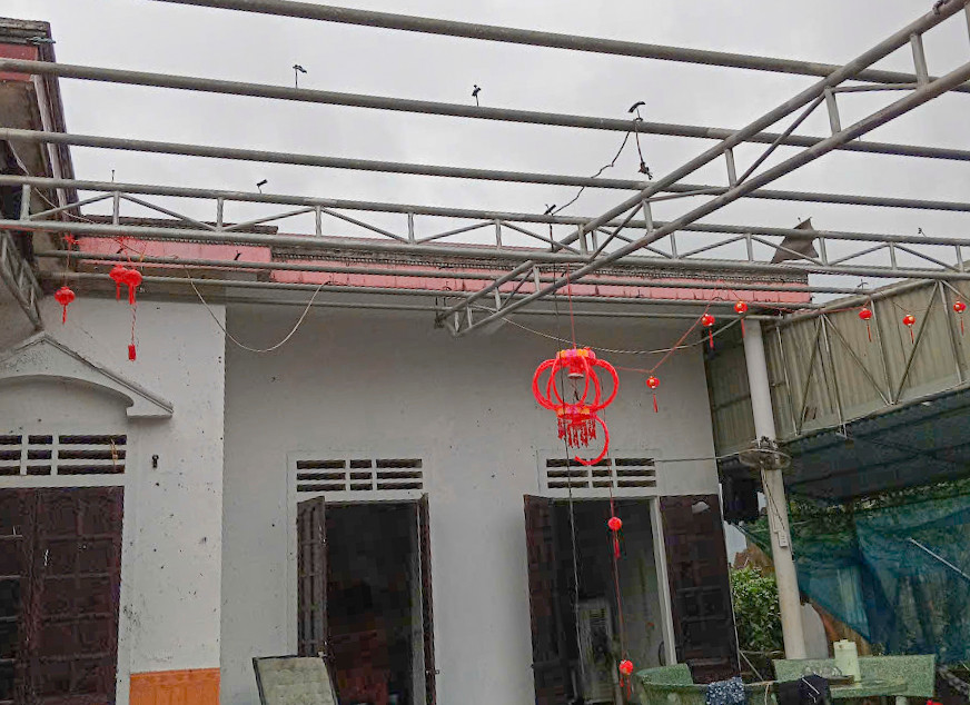 Hàng chục nhà dân bị tốc mái. Hàng chục nhà dân bị tốc mái.