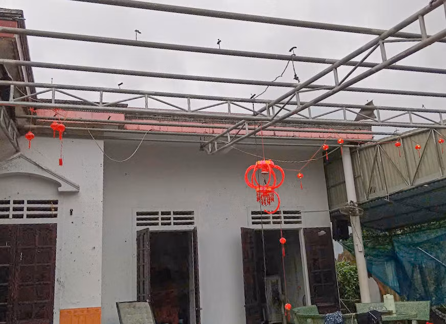 Hàng chục nhà dân bị tốc mái. Hàng chục nhà dân bị tốc mái.