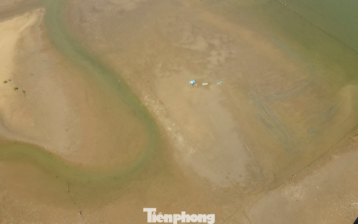 “Luồng lạch chưa hút được nhiều khiến nhiều tàu 12-15m khó ra, vào nên phải dừng ngoài luồng, bo hải sản bằng thuyền thúng vào rất khó khăn”, ngư dân Nguyễn Tiến Huy (trú xã Cẩm Nhượng, huyện Cẩm Xuyên) cho hay. Trong ảnh, hình ảnh những cồn cát “bủa vây” lối ra, vào cảng cá, gây khó cho tàu thuyền.