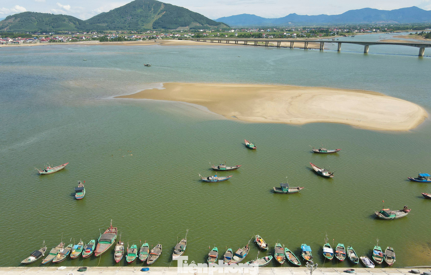 Chính quyền địa phương cho biết việc cảng được đầu tư xây dựng hiện đại, đồng bộ đóng vai trò rất lớn cho ngư dân yên tâm bám biển và sự phát triển địa phương. Tuy nhiên, quá trình đưa vào hoạt động nếu luồng lạch không được nạo vét sẽ gây ảnh hưởng lớn đến việc đi lại của tàu thuyền.