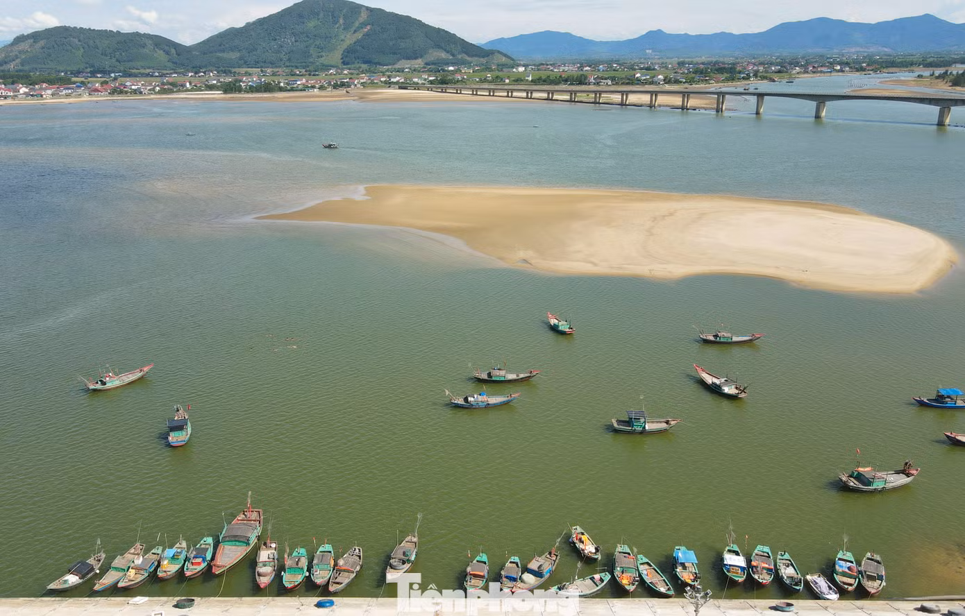 Chính quyền địa phương cho biết việc cảng được đầu tư xây dựng hiện đại, đồng bộ đóng vai trò rất lớn cho ngư dân yên tâm bám biển và sự phát triển địa phương. Tuy nhiên, quá trình đưa vào hoạt động nếu luồng lạch không được nạo vét sẽ gây ảnh hưởng lớn đến việc đi lại của tàu thuyền.