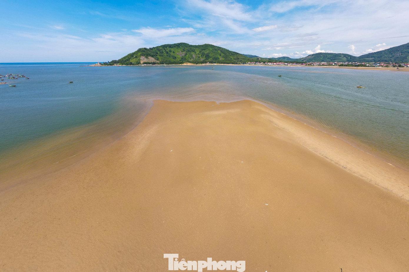 Tuy nhiên, theo ghi nhận, nhiều vị trí đang bị cát bồi lắng trải dài, có những điểm luồng lạch chỉ còn rộng 4-5m. Khi nước xuống, gây khó khăn cho việc ra vào cảng của tàu thuyền.