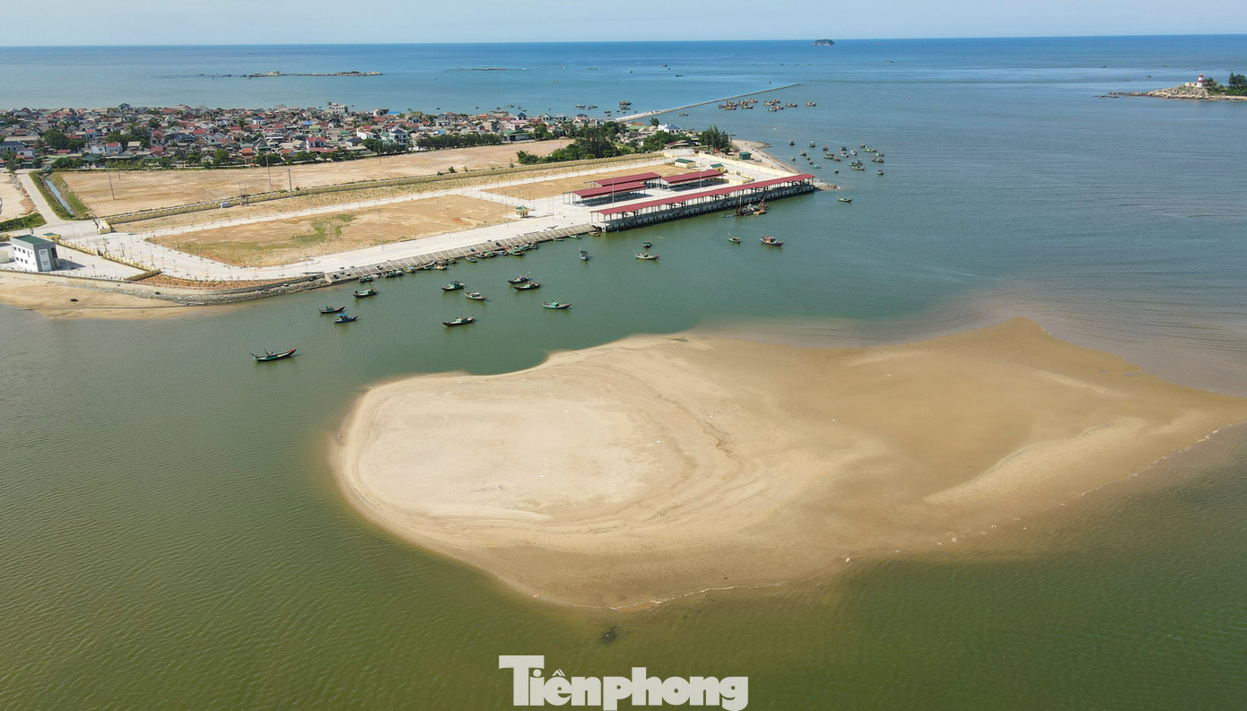 “Luồng lạch chưa hút được nhiều khiến nhiều tàu 12-15m khó ra, vào nên phải dừng ngoài luồng, bo hải sản bằng thuyền thúng vào rất khó khăn”, ngư dân Nguyễn Tiến Huy (trú xã Cẩm Nhượng, huyện Cẩm Xuyên) cho hay. Trong ảnh, hình ảnh những cồn cát “bủa vây” lối ra, vào cảng cá, gây khó cho tàu thuyền.