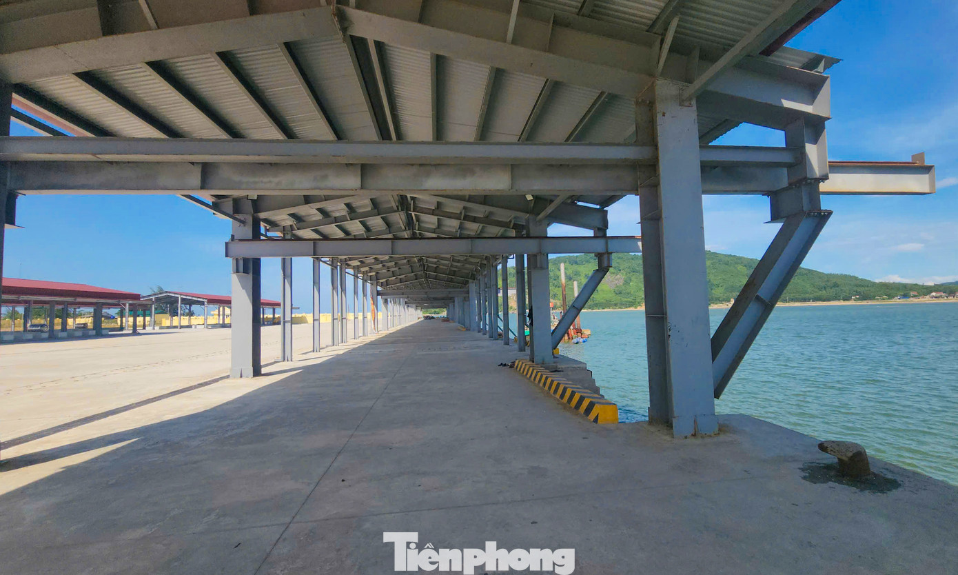 Cảng cá Cửa Nhượng khi đi vào hoạt động sẽ có bến cập tàu từ 150CV tới 400CV; bến cập tàu dưới 150CV; bãi tiếp nhận thủy sản diện tích 2.400m2; nạo vét luồng vào cảng và khu vực vùng nước trước cảng; hệ thống báo hiệu đường thủy nội địa; kè bờ, đê ngăn cát, đường nội bộ trong cảng. Các hạng mục đã hoàn thiện, chờ đi vào hoạt động song luồng lạch bồi lắng sẽ là một thử thách lớn.