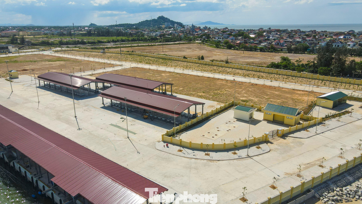 Cảng cá Cửa Nhượng khi đi vào hoạt động sẽ có bến cập tàu từ 150CV tới 400CV; bến cập tàu dưới 150CV; bãi tiếp nhận thủy sản diện tích 2.400m2; nạo vét luồng vào cảng và khu vực vùng nước trước cảng; hệ thống báo hiệu đường thủy nội địa; kè bờ, đê ngăn cát, đường nội bộ trong cảng. Các hạng mục đã hoàn thiện, chờ đi vào hoạt động song luồng lạch bồi lắng sẽ là một thử thách lớn.