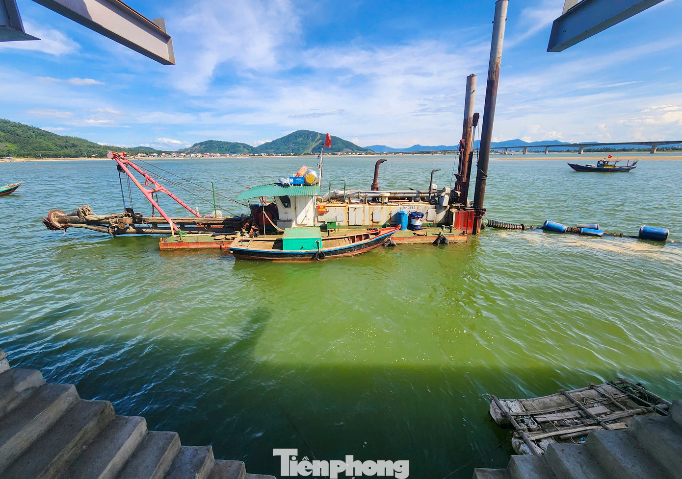 Cảng cá Cửa Nhượng khi đi vào hoạt động sẽ có bến cập tàu từ 150CV tới 400CV; bến cập tàu dưới 150CV; bãi tiếp nhận thủy sản diện tích 2.400m2; nạo vét luồng vào cảng và khu vực vùng nước trước cảng; hệ thống báo hiệu đường thủy nội địa; kè bờ, đê ngăn cát, đường nội bộ trong cảng. Các hạng mục đã hoàn thiện, chờ đi vào hoạt động song luồng lạch bồi lắng sẽ là một thử thách lớn.