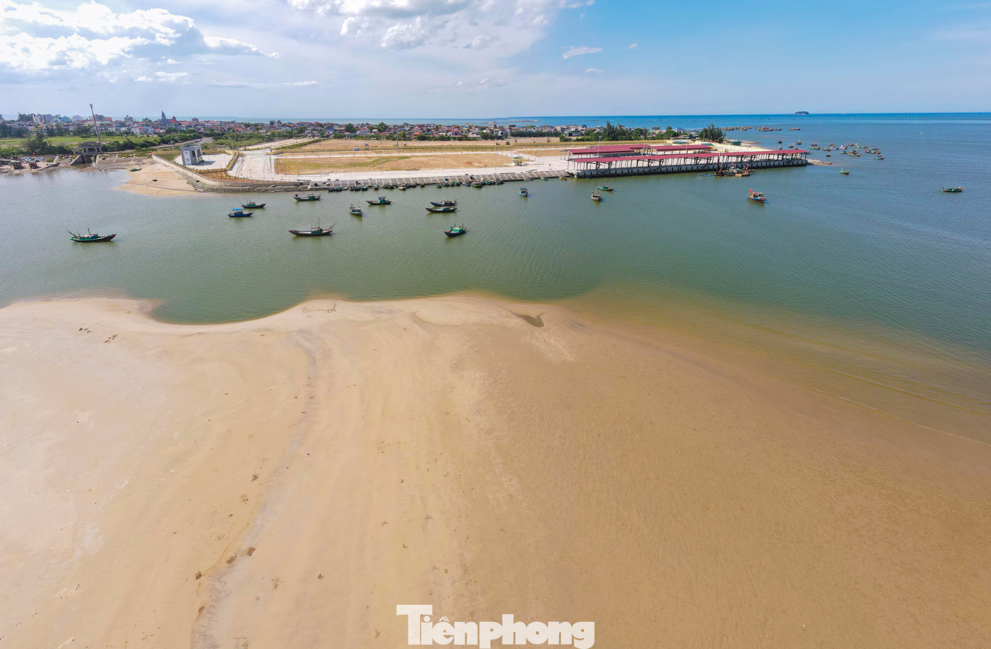 Khởi công đầu năm 2024, sau hơn 1 năm thi công, công trình đã hoàn thiện, chờ bàn giao đưa vào sử dụng. Thế nhưng, ngư dân địa phương cho biết, khu vực luồng lạch dù đã được nạo vét song chưa đồng bộ khiến tàu thuyền vẫn “gặp khó” khi nước cạn.