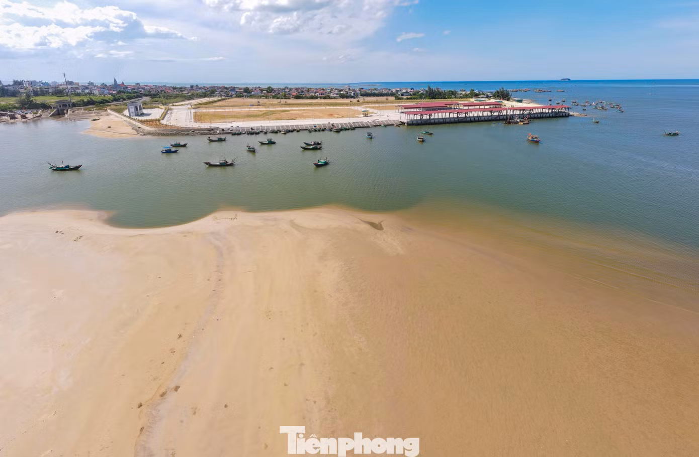 Khởi công đầu năm 2024, sau hơn 1 năm thi công, công trình đã hoàn thiện, chờ bàn giao đưa vào sử dụng. Thế nhưng, ngư dân địa phương cho biết, khu vực luồng lạch dù đã được nạo vét song chưa đồng bộ khiến tàu thuyền vẫn “gặp khó” khi nước cạn.