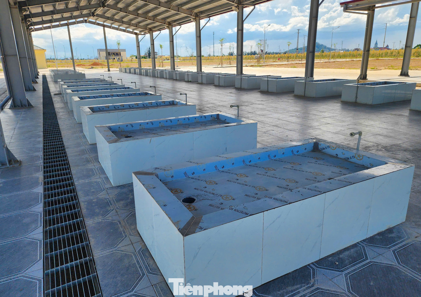 Cảng cá Cửa Nhượng khi đi vào hoạt động sẽ có bến cập tàu từ 150CV tới 400CV; bến cập tàu dưới 150CV; bãi tiếp nhận thủy sản diện tích 2.400m2; nạo vét luồng vào cảng và khu vực vùng nước trước cảng; hệ thống báo hiệu đường thủy nội địa; kè bờ, đê ngăn cát, đường nội bộ trong cảng. Các hạng mục đã hoàn thiện, chờ đi vào hoạt động song luồng lạch bồi lắng sẽ là một thử thách lớn.