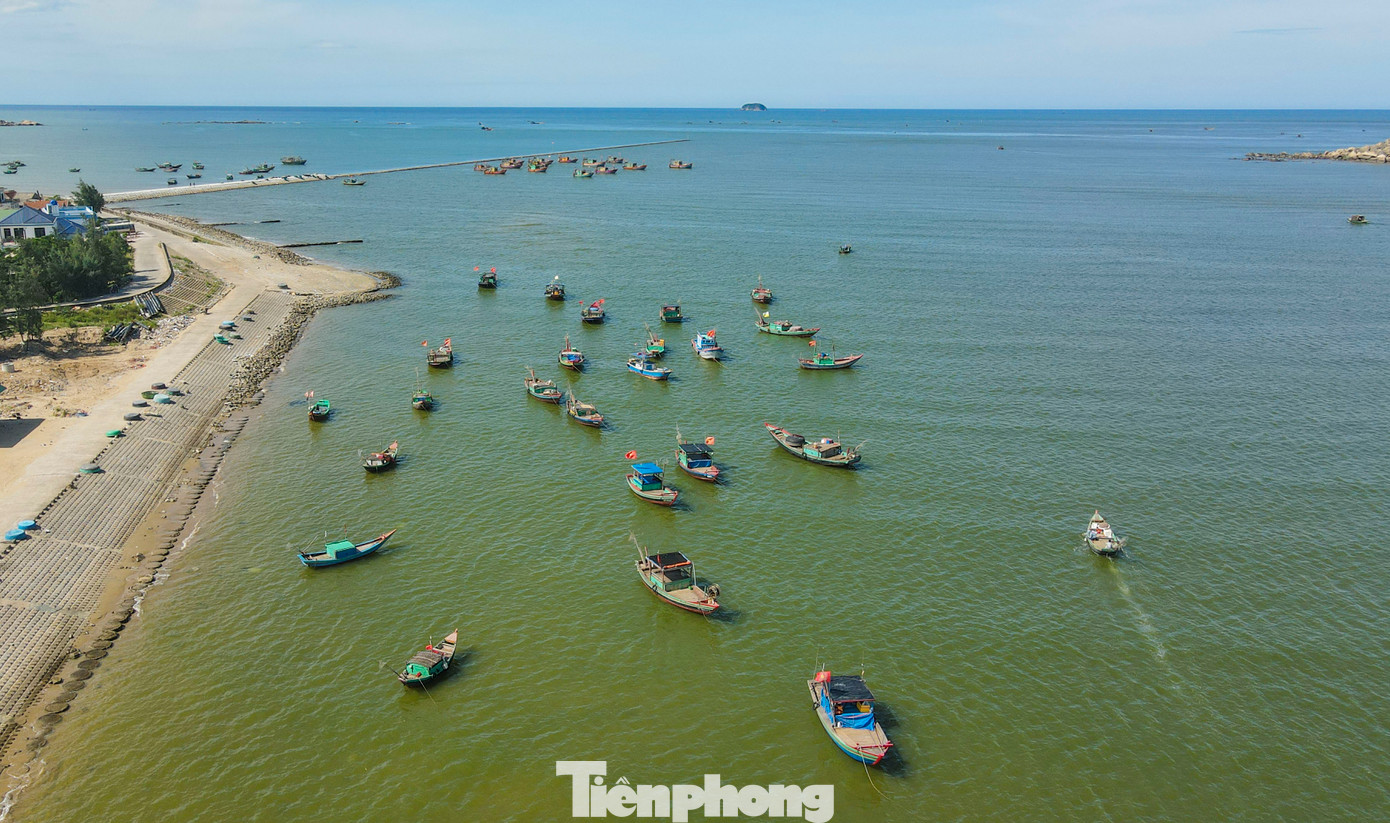 Trao đổi với PV Tiền Phong, ông Bùi Tuấn Sơn, Giám đốc Ban Quản lý các cảng cá và khu neo đậu tránh trú bão tàu cá Hà Tĩnh cho biết, dự kiến cảng cá Cửa Nhượng sẽ hoàn thành việc bàn giao, đưa vào hoạt động vào cuối tháng 6, đầu tháng 7 này. Tuy nhiên, quá trình tiếp nhận, xem xét hồ sơ và ghi nhận thực tế, nếu luồng lạch chưa đảm bảo, đơn vị sẽ kiến nghị ngành chức năng có phương án nạo vét, phát huy tối đa công năng cho tàu thuyền vào cảng.