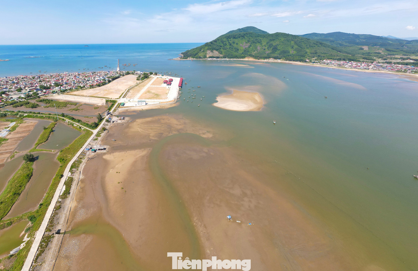 Dự án xây dựng cảng cá Cửa Nhượng ở xã Cẩm Nhượng, huyện Cẩm Xuyên (Hà Tĩnh) do Ban Quản lý dự án đầu tư và xây dựng công trình NN&amp;PTNT Hà Tĩnh làm chủ đầu tư với tổng mức đầu tư 280 tỷ đồng, quy mô rộng khoảng 5ha. Công trình này khi hoàn thành đưa vào sử dụng được đánh giá là cảng cá hiện đại bậc nhất miền Trung.