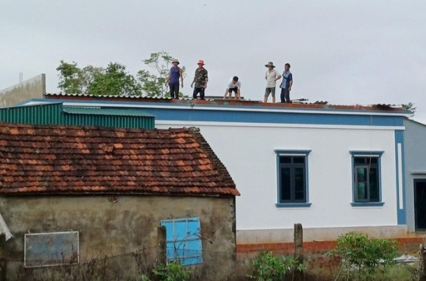 Lốc xoáy khiến nhà dân ở xã Thịnh Lộc, huyện Lộc Hà bị tốc mái.