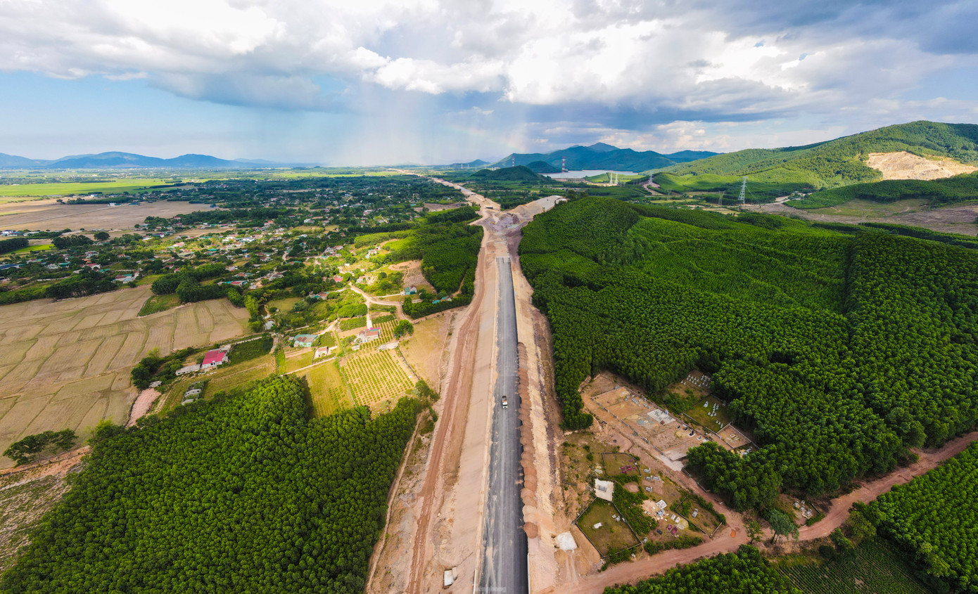 Cao tốc Bắc - Nam phía Đông đoạn qua tỉnh Hà Tĩnh có 4 dự án thành phần, gồm: Diễn Châu - Bãi Vọt (giai đoạn 2017 - 2020); Bãi Vọt - Hàm Nghi; Hàm Nghi - Vũng Áng và Vũng Áng - Bùng (giai đoạn 2021 - 2025) với tổng chiều dài qua địa bàn hơn 102km. Sau 2 năm thi công, đến nay dự án đã gần hoàn thành để đảm bảo bàn giao vào tháng 4/2025.