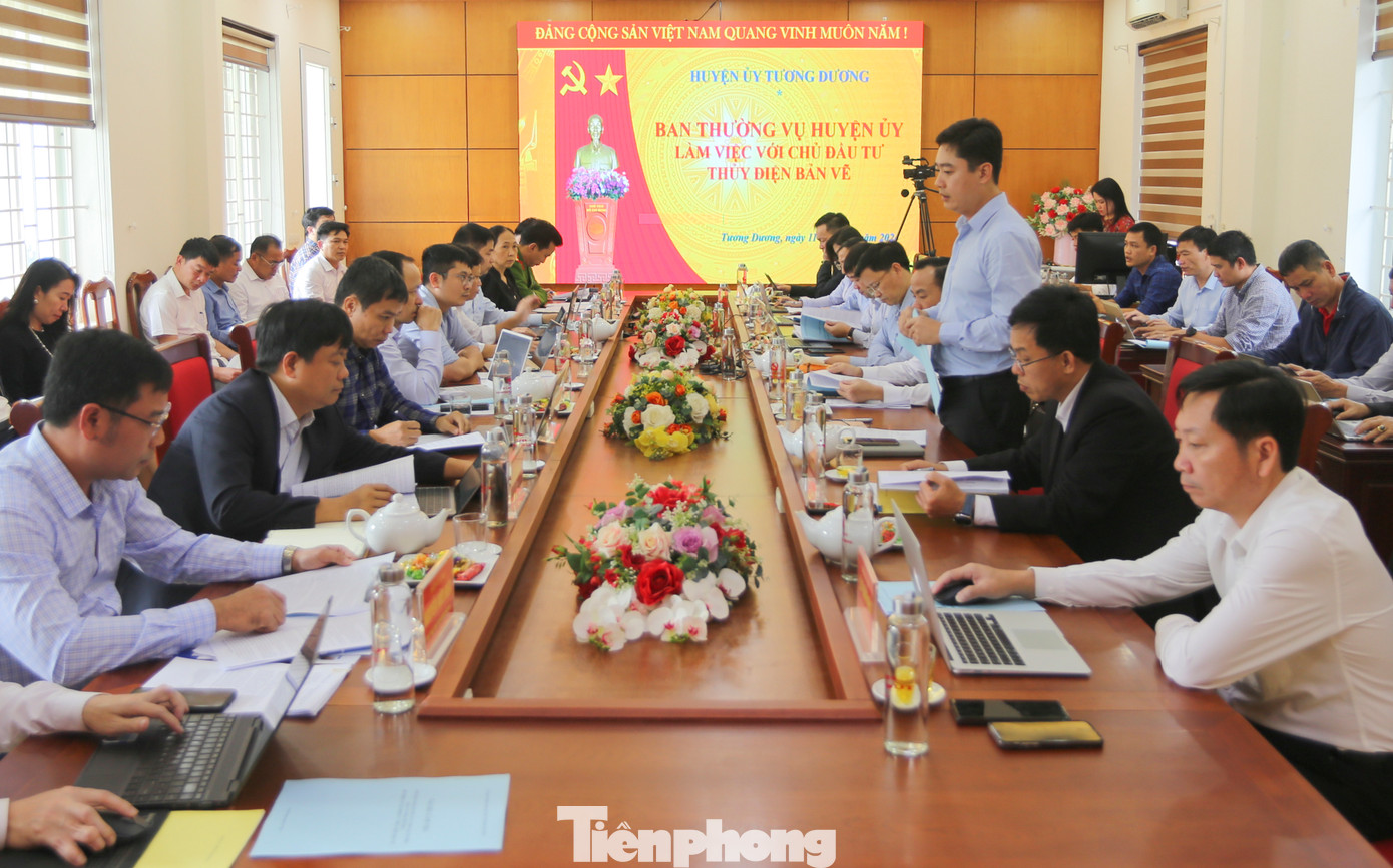 Ngày 12/12/2024, Huyện Tương Dương làm việc với EVNGENCO1 - chủ đầu tư dự án thủy điện Bản Vẽ, nhằm thống nhất, giải quyết các vướng mắc trong công tác bồi thường, hỗ trợ và tái định cư cho người dân trên địa bàn. Ngày 12/12/2024, Huyện Tương Dương làm việc với EVNGENCO1 - chủ đầu tư dự án thủy điện Bản Vẽ, nhằm thống nhất, giải quyết các vướng mắc trong công tác bồi thường, hỗ trợ và tái định cư cho người dân trên địa bàn.