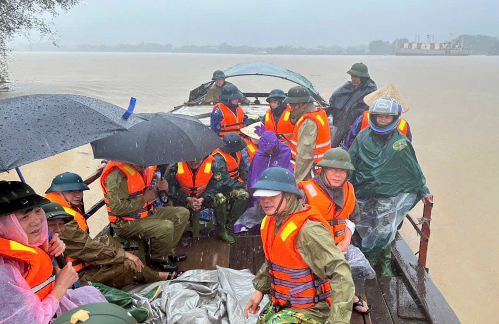 Nước sông Lam dâng cao khiến nhiều nhà dân ở "ốc đảo" Hồng Lam bị ngập.