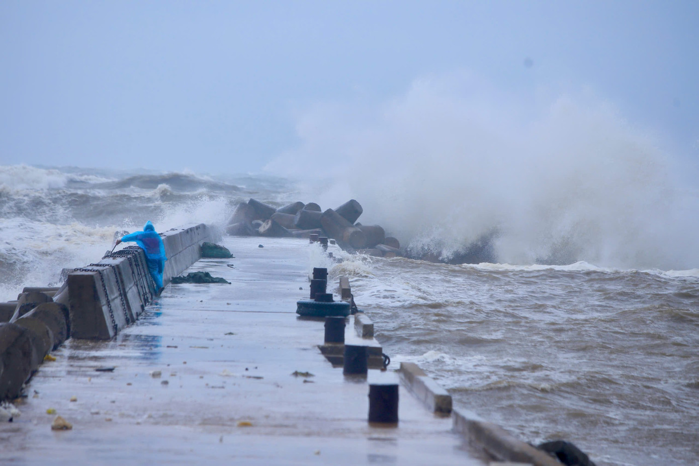 Bão số 4 kèm mưa lớn, sóng biển cao ở Hà Tĩnh, nhiều vị trí nguy cơ sạt lở.
