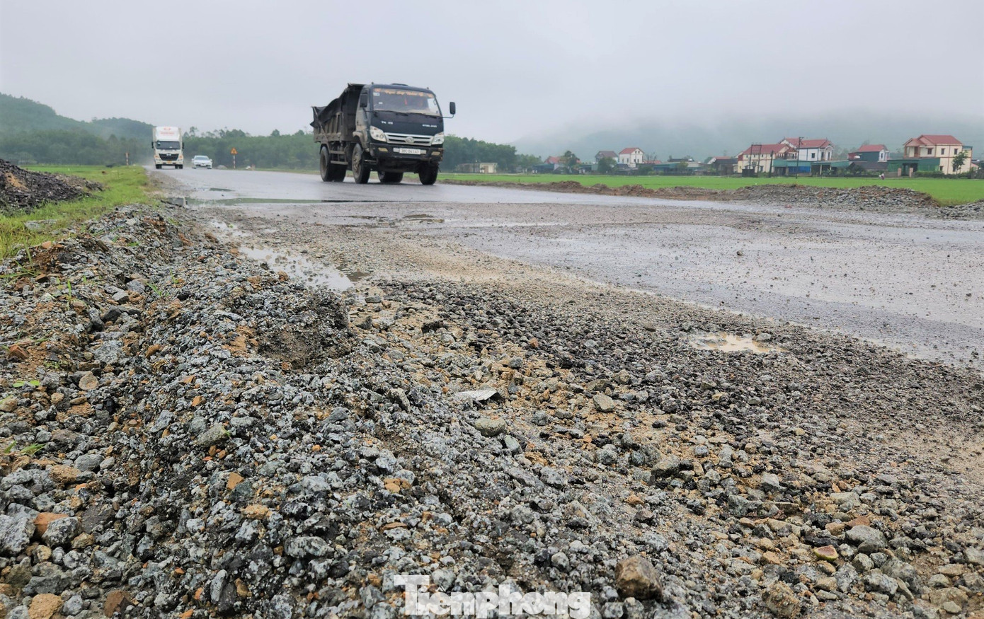 Tình trạng hư hỏng kéo dài nhiều tháng nay, trở thành những cái “bẫy”, tiềm ẩn nguy cơ gây tai nạn cho người điều khiển phương tiện khi đi qua đoạn đường này.