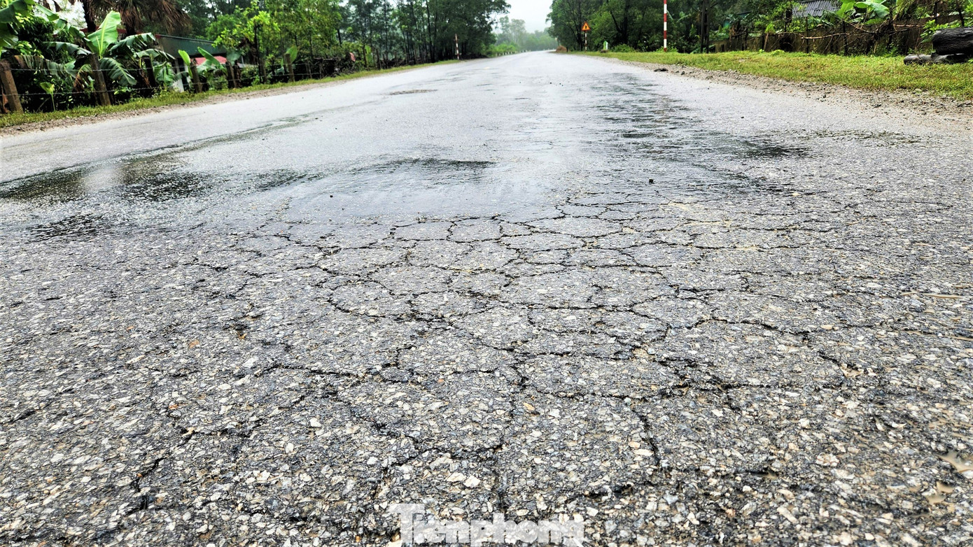 Đại diện Ban Quản lý dự án đầu tư xây dựng công trình giao thông tỉnh Hà Tĩnh cho hay, đơn vị từng nhiều lần sửa chữa tạm các vị trí hư hỏng. Đến nay đã có phương án tu sửa song do còn vướng mắc trong việc đấu thầu nên chưa thể triển khai. Trong hình, nhiều vị trí bị rát nứt, vỡ kết cấu mặt đường.
