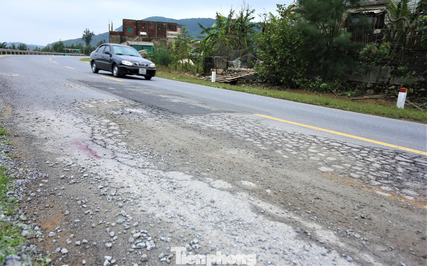 &quot;Đường xuống cấp nhanh chóng ngoài các nguyên nhân khách quan còn do tác động các xe có trọng tải lớn chở vật liệu đi ra từ 2 mỏ đá đóng trên địa bàn. Xã đã kiến nghị đến ngành chức năng tuần tra, kiểm soát các phương tiện qua lại tuyến đường và sớm khắc phục vị trí hư hỏng”, ông Hanh thông tin.