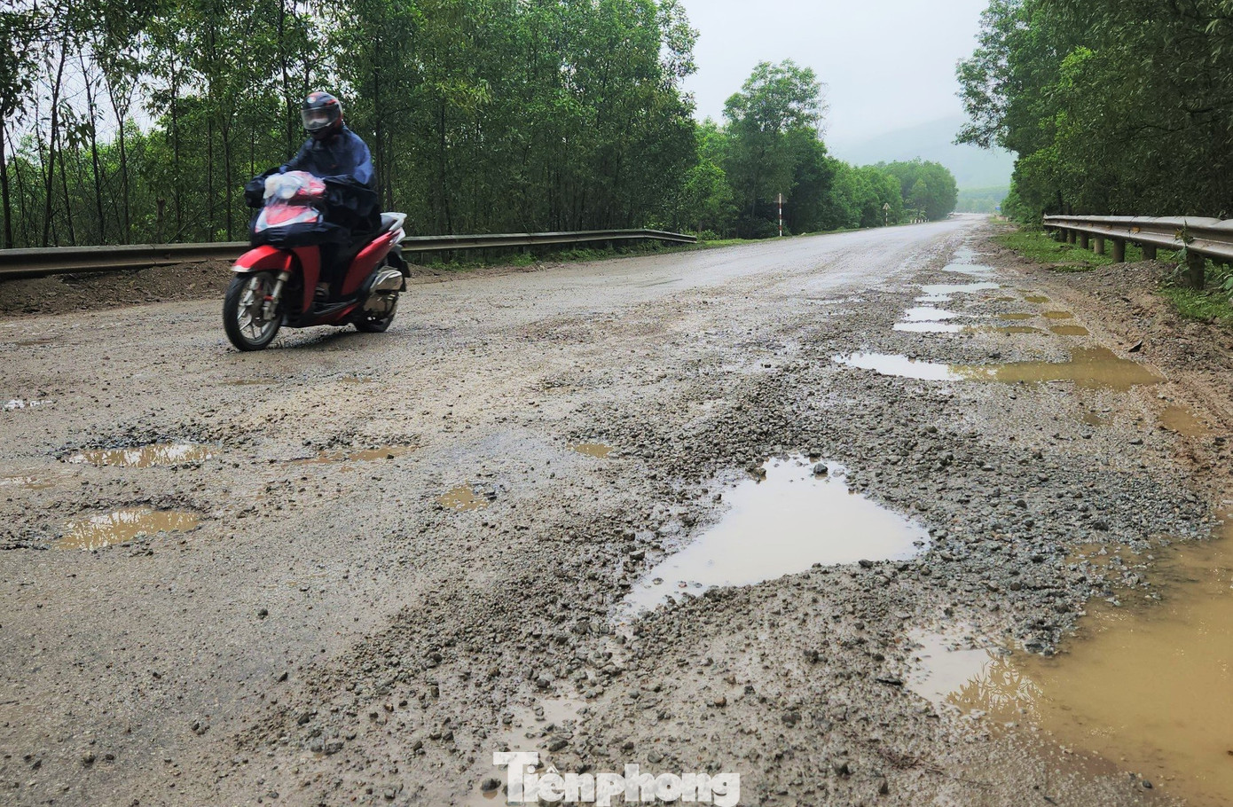 “Lượng xe chở vật liệu chạy liên tục, trong khi các vị trí hư hỏng chỉ cào bóc, vá tạm nên ít hôm lại bong tróc, hằn lún thành hố sâu rất nguy hiểm. Nhiều tài xế nếu không quen đường mà chạy vào ban đêm hoặc ngày mưa rất nguy hiểm”, ông Nguyễn Văn Thắng (54 tuổi, trú huyện Cẩm Xuyên) cho hay.