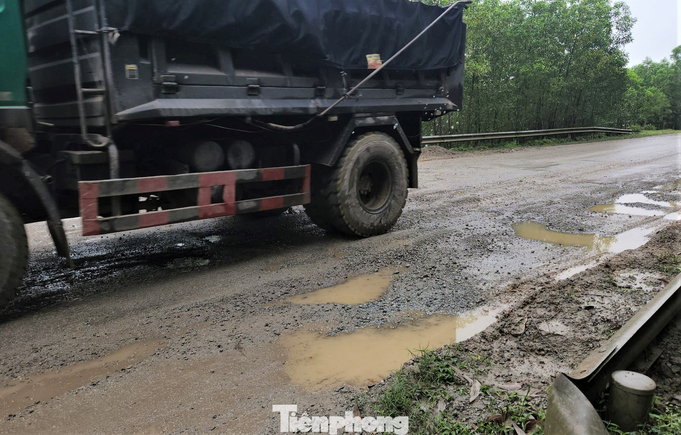 Xe chở vật liệu liên tục di chuyển, để rơi vãi đá xuống mặt đường.