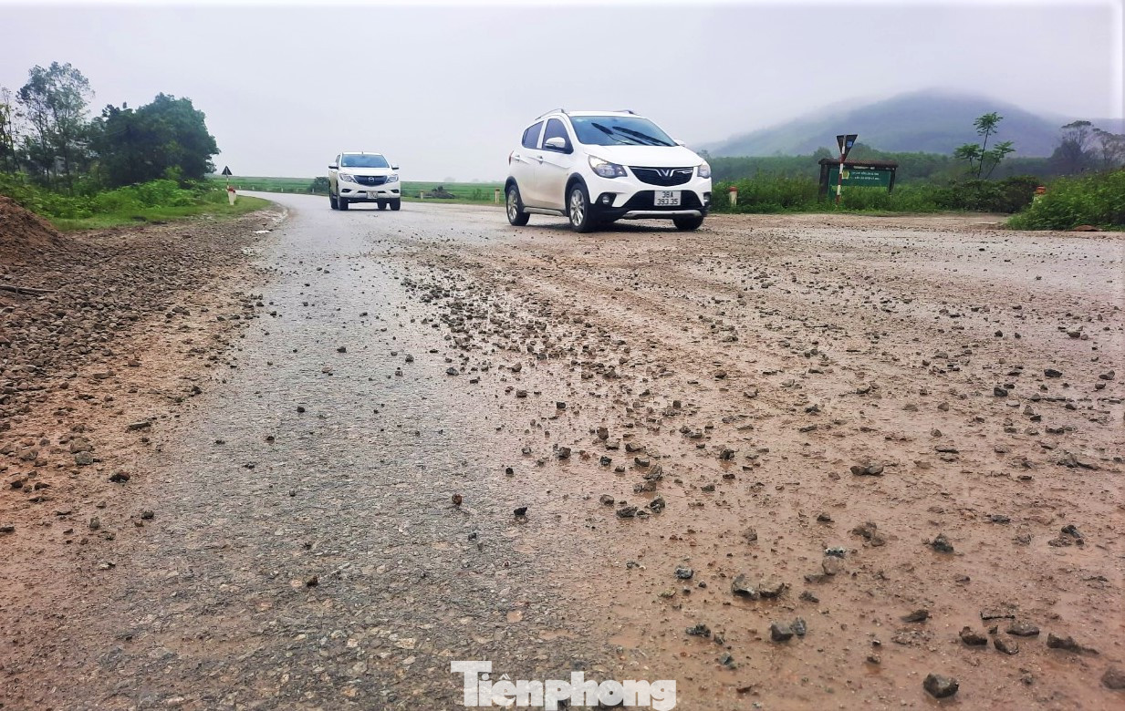 Người dân địa phương cho biết, đoạn đường trên từng nhiều lần xuống cấp song đơn vị quản lý chỉ “chắp vá” tạm thời. Tại đoạn đường qua thôn Lạc Tiến (xã Kỳ Bắc, huyện Kỳ Anh) còn có 2 mỏ đá xây dựng đang hoạt động với lượng xe tải trọng lớn ra vào liên tục khiến mặt đường đã hằn lún, bong tróc lại càng xuống cấp hơn.