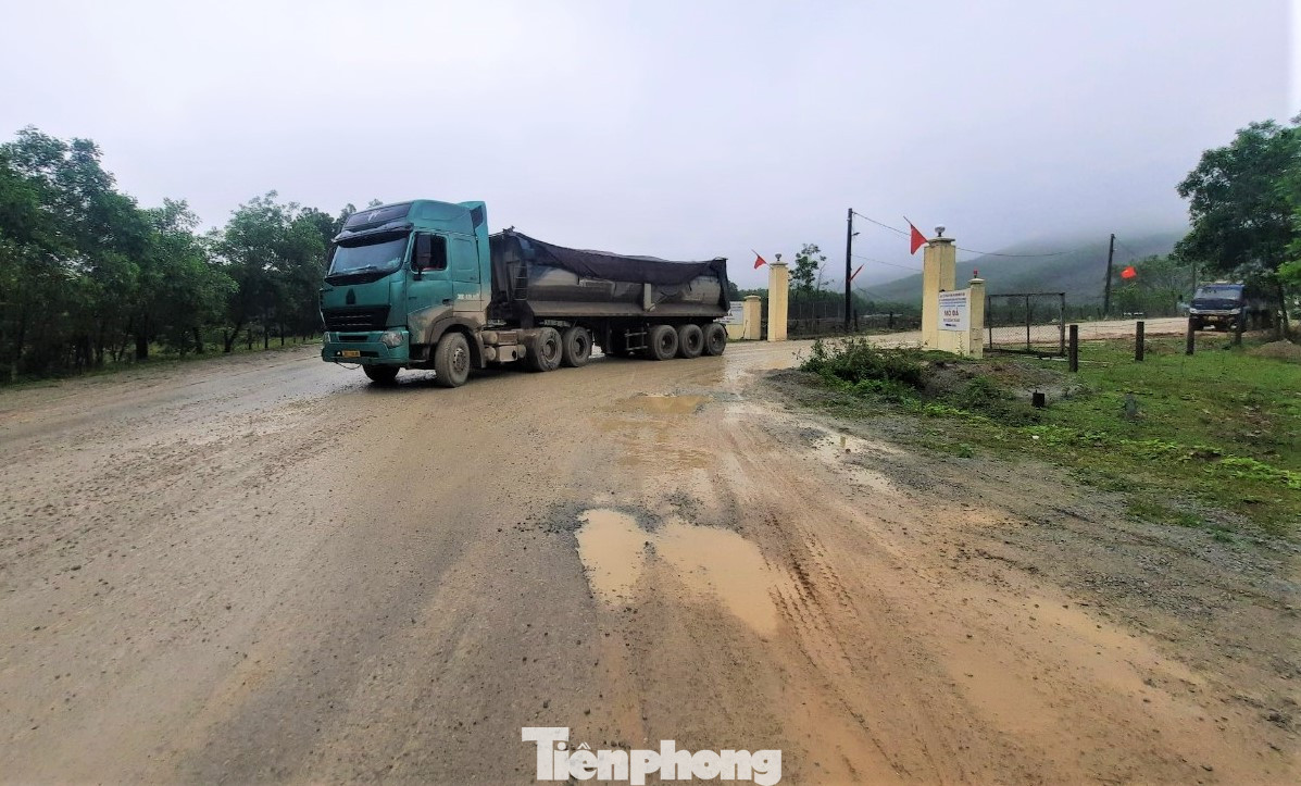 Người dân địa phương cho biết, đoạn đường trên từng nhiều lần xuống cấp song đơn vị quản lý chỉ “chắp vá” tạm thời. Tại đoạn đường qua thôn Lạc Tiến (xã Kỳ Bắc, huyện Kỳ Anh) còn có 2 mỏ đá xây dựng đang hoạt động với lượng xe tải trọng lớn ra vào liên tục khiến mặt đường đã hằn lún, bong tróc lại càng xuống cấp hơn.