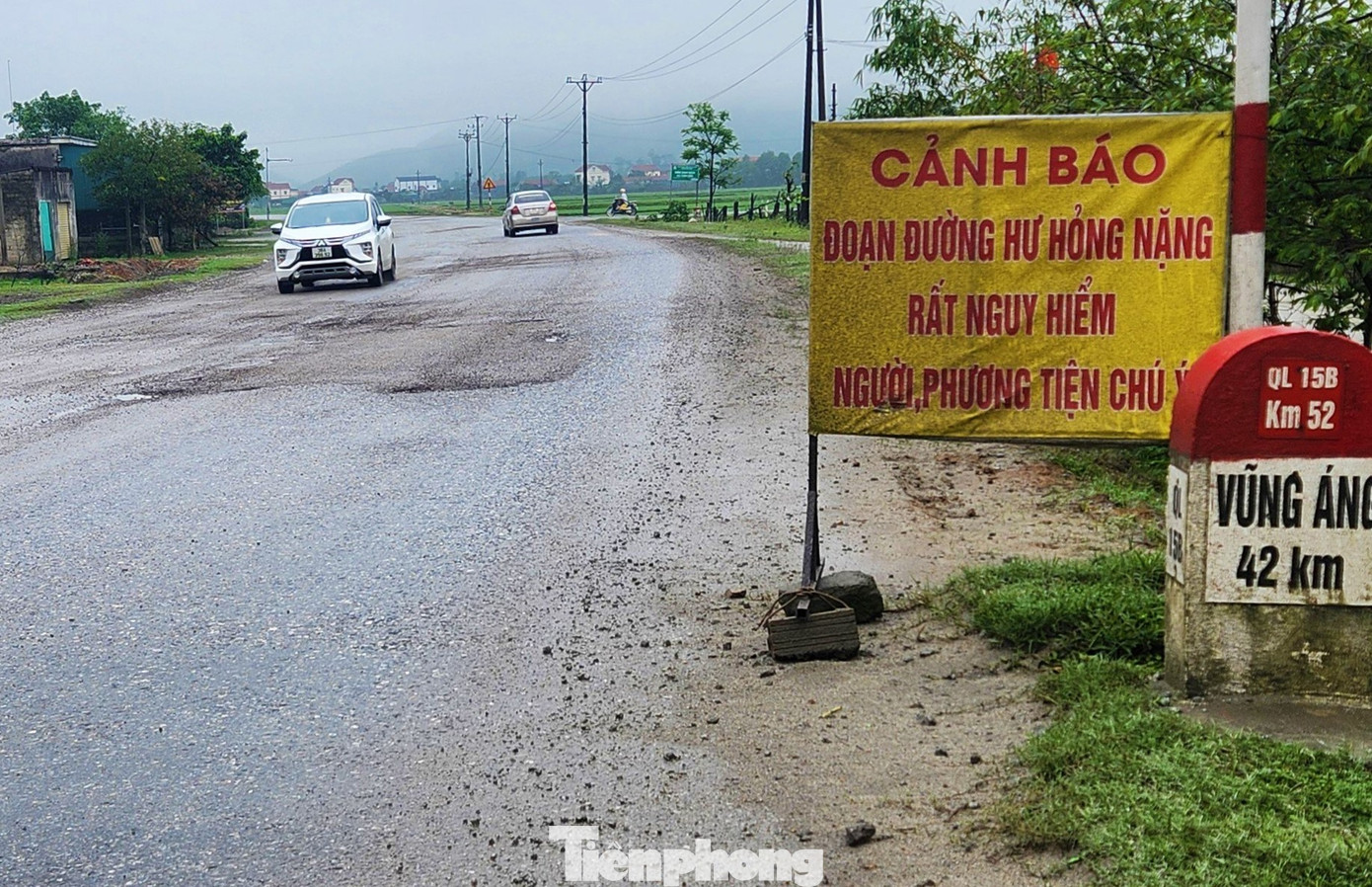 Người dân địa phương cho biết, đoạn đường trên từng nhiều lần xuống cấp song đơn vị quản lý chỉ “chắp vá” tạm thời. Tại đoạn đường qua thôn Lạc Tiến (xã Kỳ Bắc, huyện Kỳ Anh) còn có 2 mỏ đá xây dựng đang hoạt động với lượng xe tải trọng lớn ra vào liên tục khiến mặt đường đã hằn lún, bong tróc lại càng xuống cấp hơn.
