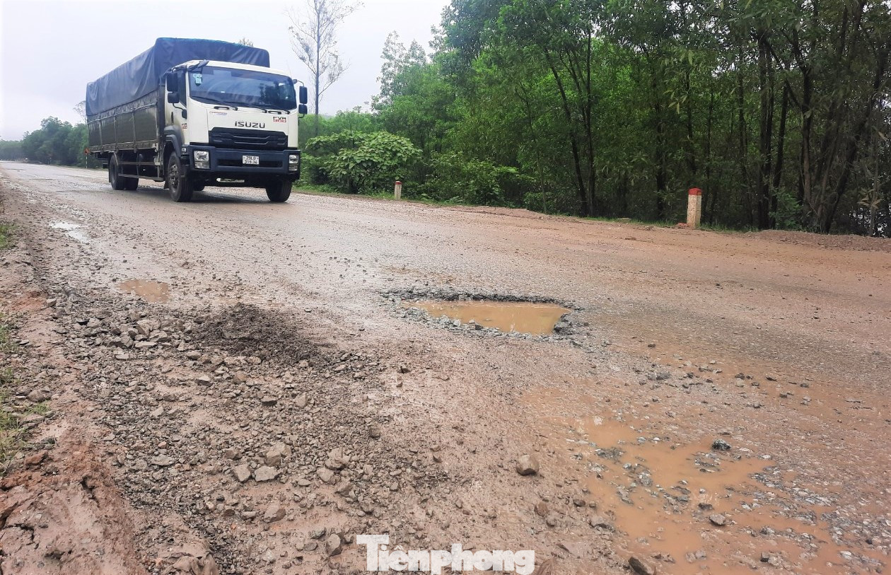 Người dân địa phương cho biết, đoạn đường trên từng nhiều lần xuống cấp song đơn vị quản lý chỉ “chắp vá” tạm thời. Tại đoạn đường qua thôn Lạc Tiến (xã Kỳ Bắc, huyện Kỳ Anh) còn có 2 mỏ đá xây dựng đang hoạt động với lượng xe tải trọng lớn ra vào liên tục khiến mặt đường đã hằn lún, bong tróc lại càng xuống cấp hơn.