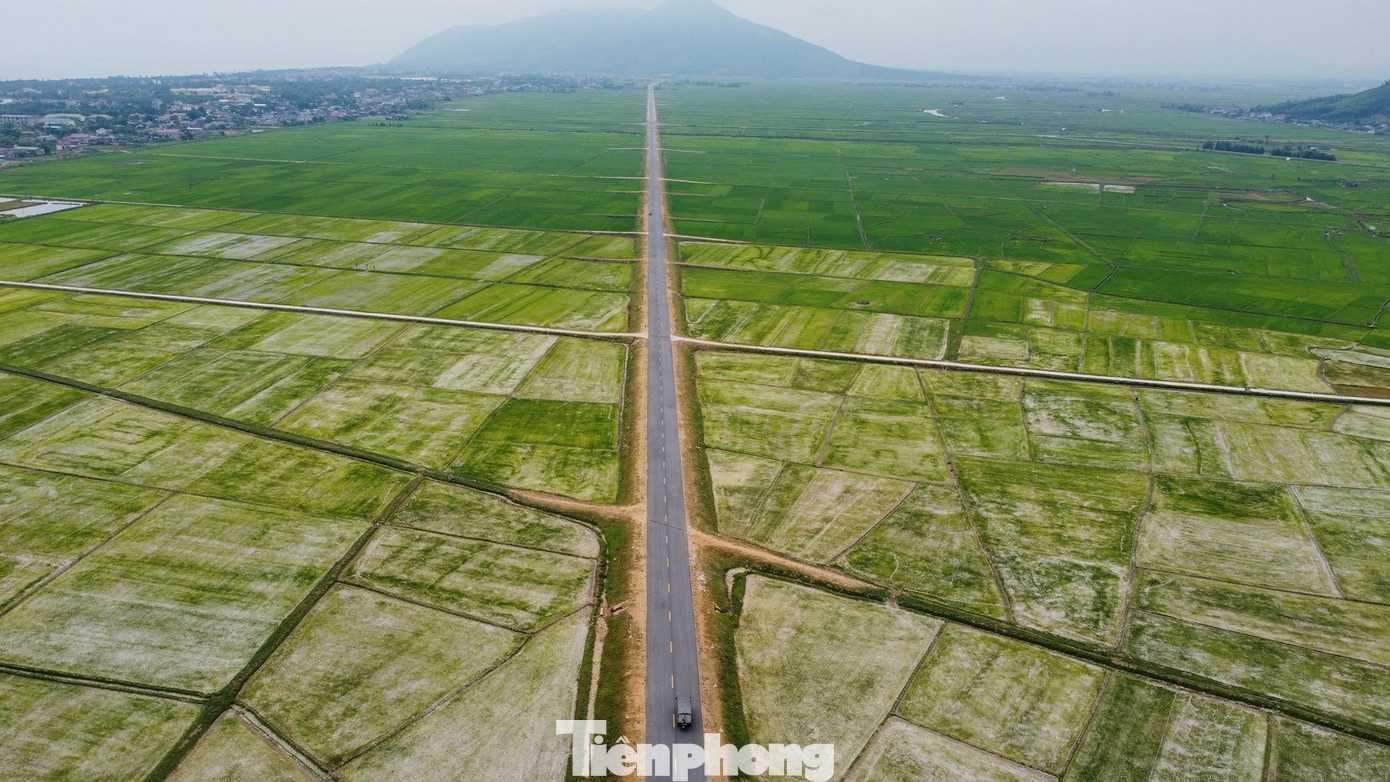 Tuyến đường ven biển Xuân Hội-Thạch Khê-Vũng Áng (còn gọi là Tỉnh lộ 547) là một trong những tuyến giao thông trục dọc, trọng điểm của Hà Tĩnh.