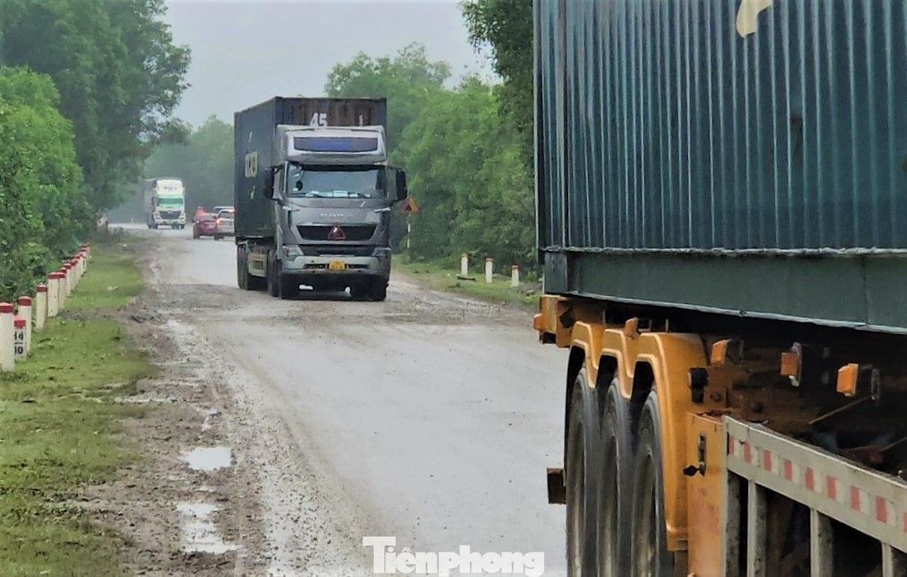 Lưu lượng phương tiện tải trọng lớn di chuyển liên tục trên tuyến đường.