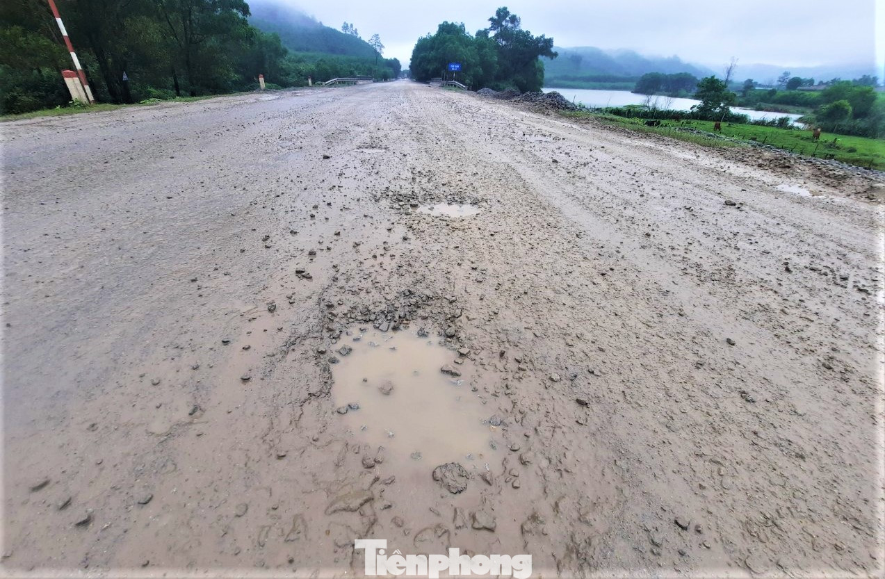 Ông Lê Quang Hanh - Chủ tịch UBND xã Kỳ Bắc (huyện Kỳ Anh) cho hay, tuyến đường ven biển đi qua địa phận của xã dài khoảng 4 km nhưng hiện nay đã bị xuống cấp, hư hỏng gây khó khăn cũng như tiềm ẩn nhiều nguy cơ tai nạn cho các phương tiện tham gia giao thông.