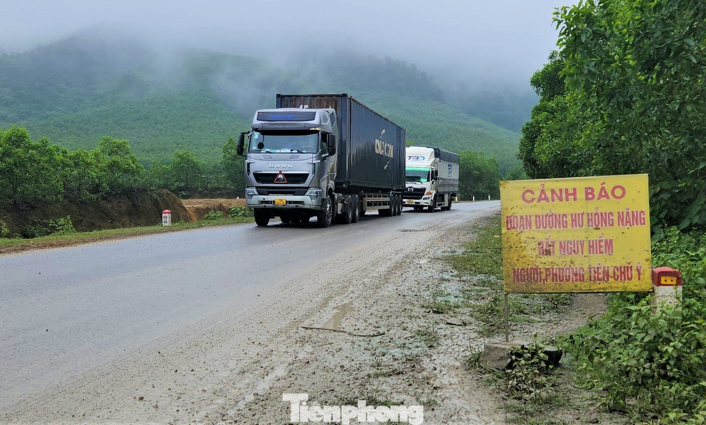 Theo ghi nhận, nhiều vị trí trên tuyến đường ven biển Hà Tĩnh đoạn từ xã Cẩm Lĩnh (huyện Cẩm Xuyên) đến xã Kỳ Bắc (huyện Kỳ Anh) với chiều dài khoảng 6km, được đưa vào khai thác, sử dụng từ năm 2017, xuất hiện bong tróc, hằn lún thành “ổ trâu, ổ gà” trên mặt đường.