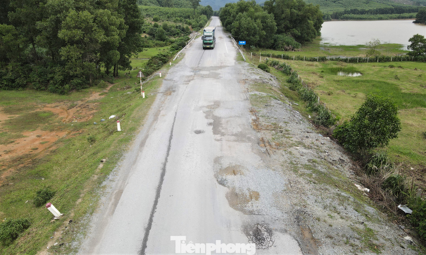 Tuy nhiên, sau một thời gian đưa vào sử dụng, do phương tiện tham gia giao thông nhiều, hiện nay một số đoạn tuyến đường bị xuống cấp, hư hỏng nghiêm trọng.