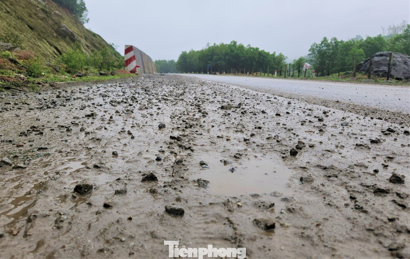 Ông Lê Quang Hanh - Chủ tịch UBND xã Kỳ Bắc (huyện Kỳ Anh) cho hay, tuyến đường ven biển đi qua địa phận của xã dài khoảng 4 km nhưng hiện nay đã bị xuống cấp, hư hỏng gây khó khăn cũng như tiềm ẩn nhiều nguy cơ tai nạn cho các phương tiện tham gia giao thông.