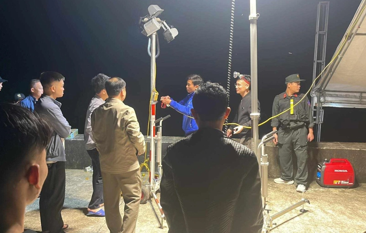 Cơ quan chức năng dựng rạp, lắp đặt hệ thống đèn pha siêu sáng để túc trực, phục vụ truy tìm.